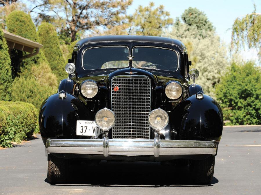  Cadillac V16 Custom Imperial Cabriolet by Fleetwood 1937 года  (фото 8 из 12)